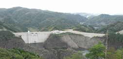 ダム上流面を望む写真、平成28年11月１日撮影
