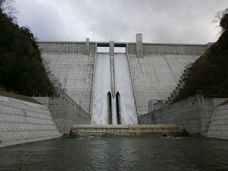 本体ダム下流面の越流状況写真