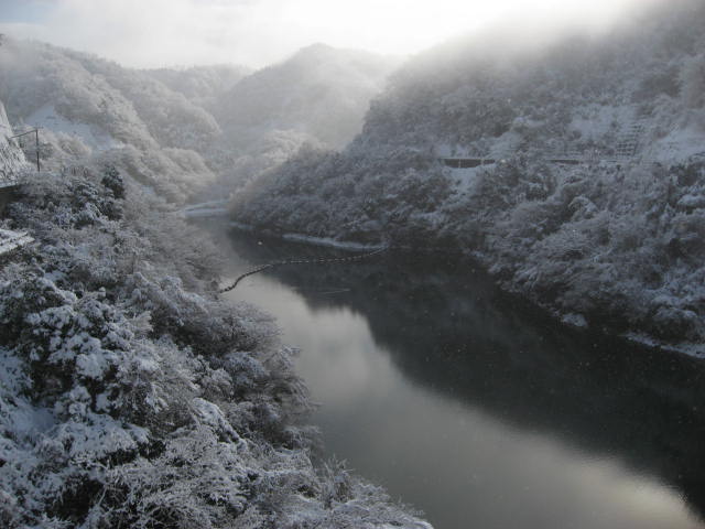 雪が積もった2011年冬のみやび湖の写真です。