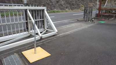 御部ダム管理所入り口ゲートと積雪深計の写真です。