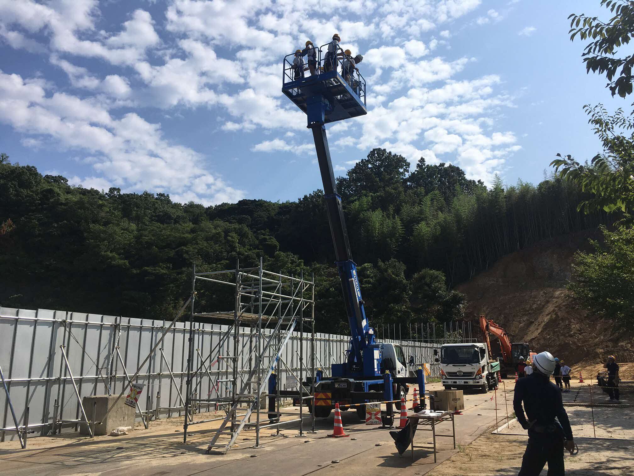 高所作業車に乗っているところ