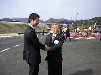 両県知事の握手