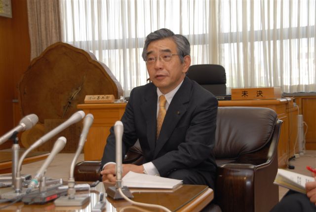 会見する溝口知事