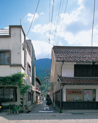 伊藤薬局から青野山を望む写真