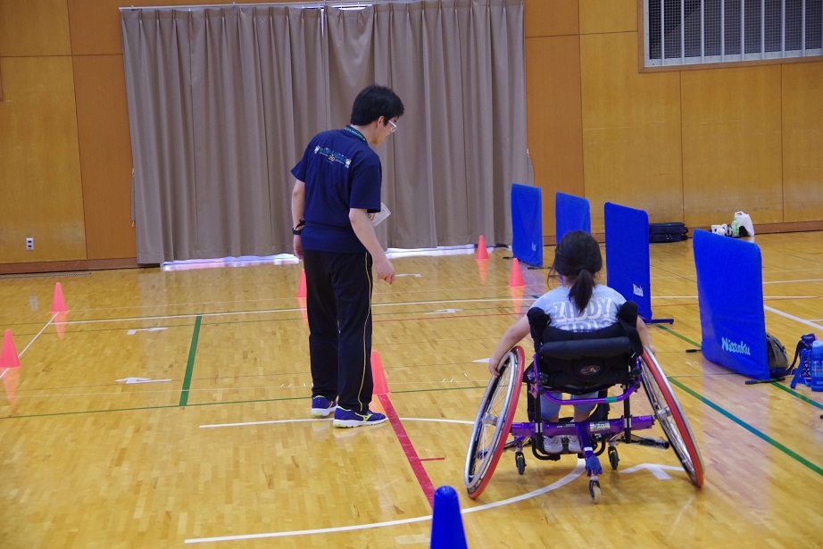 車いすスラロームの様子