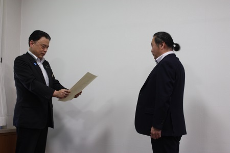 令和７年度将来世代応援企業表彰の賞状授与
