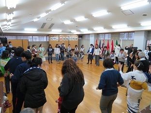 盆踊りを踊る様々な国の人の写真