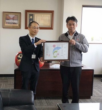 三和電工様へ認定証を交付する様子