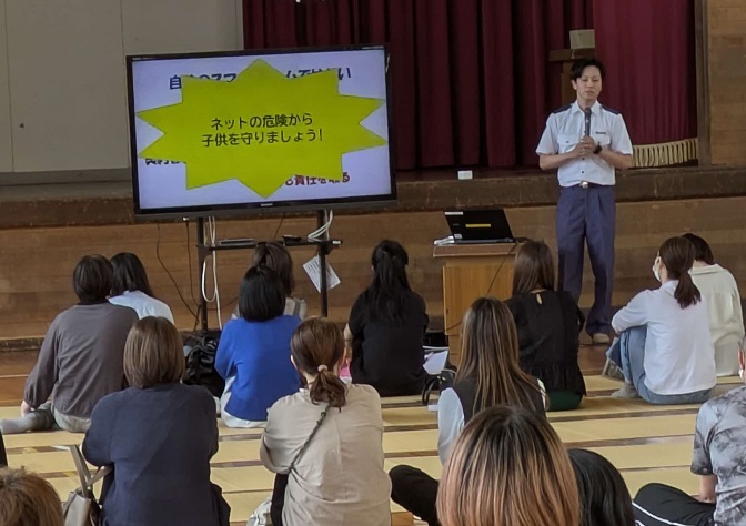 出雲市立四絡小学校でネット安全教室の様子