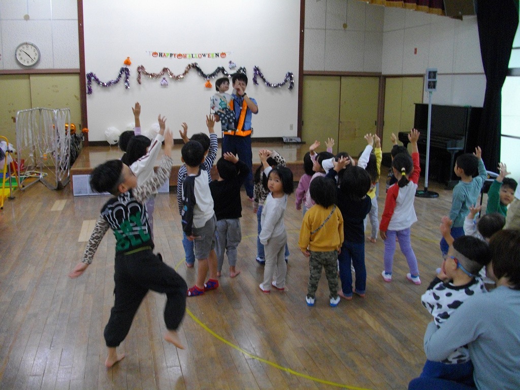 横断歩道を渡る前には右手をしっかり挙げて！