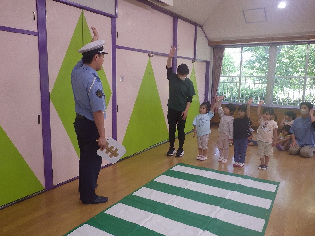 まずは手を挙げて！