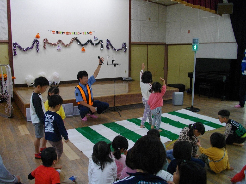手を上げて上手に横断歩道渡れるよ