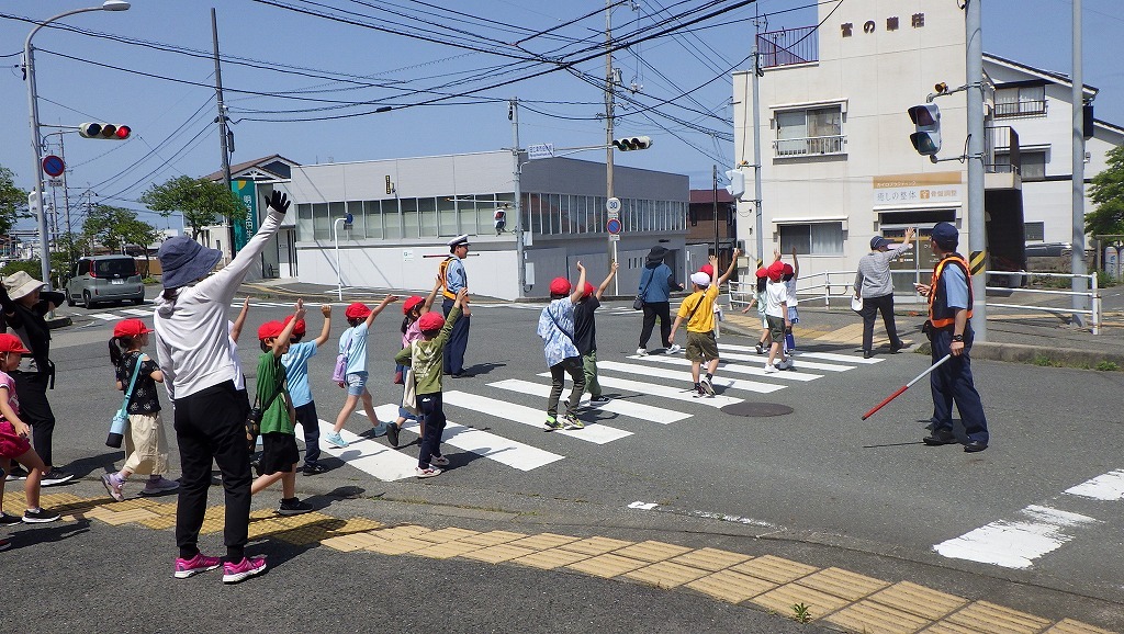 手を挙げて安全確認！