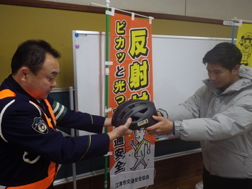 ヘルメット贈呈