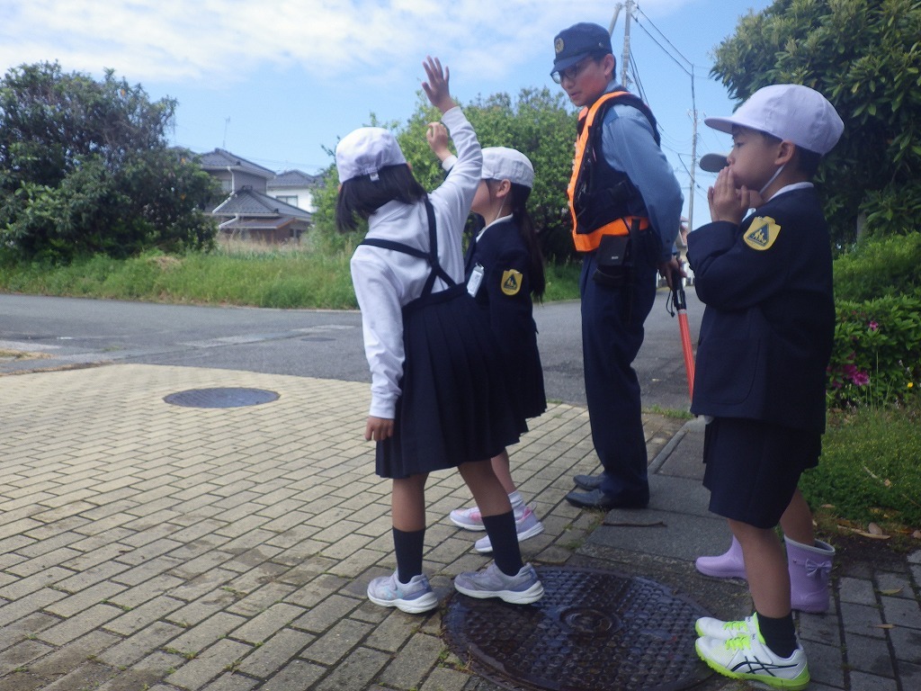 道路を安全に渡る練習をする児童
