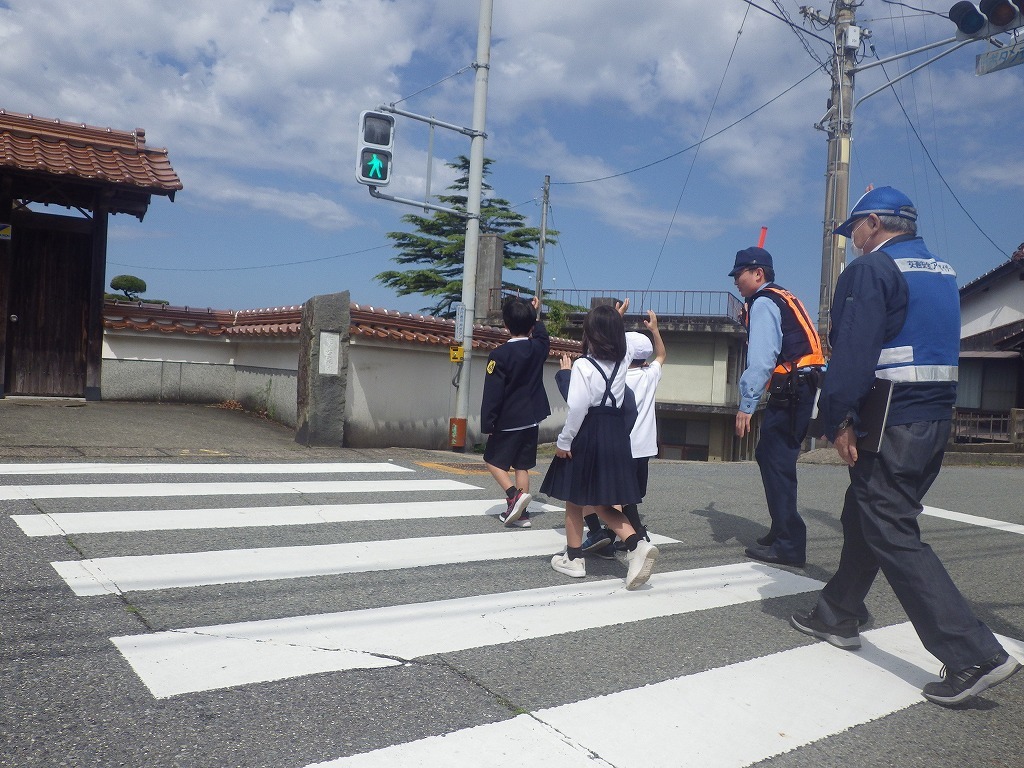 横断歩道を渡る児童