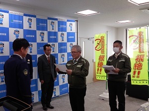 誓約書を中筋グループより受けとる様子