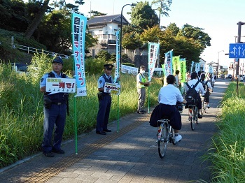 自転車運転者に対し声掛けを行う様子２