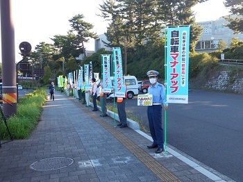 自転車運転者に対し声掛けを行う様子１