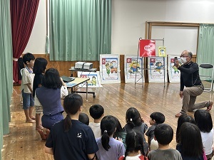 園児が答えている様子