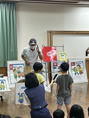 不審者役から声を掛けられている様子