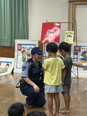 警察官と園児が話をしている様子
