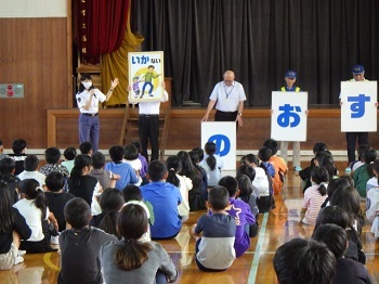 いかのおすしについて説明している様子