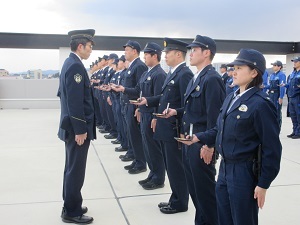 点検官より、警察手帳を確認されている様子