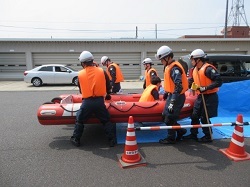 水没した車からの救助の様子