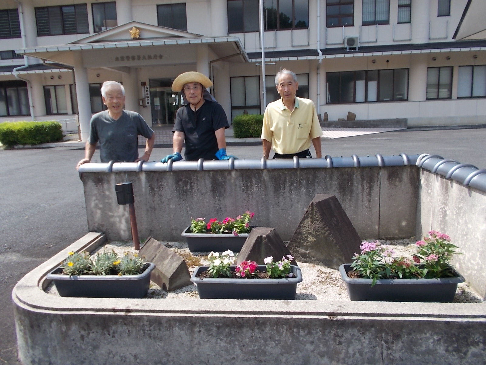 植栽後素敵なプランターとともに記念撮影をする補導委員のみなさん