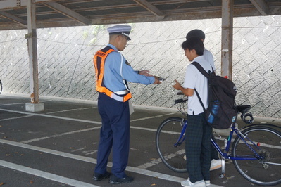学生にチラシを配布