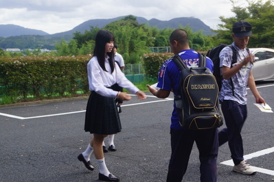 学生がチラシを配布