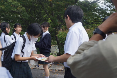 学生がチラシを配布２