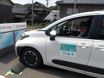 安全運転サポート車の体験乗車をしている写真