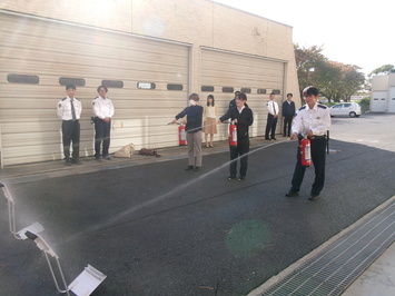 消火器の使用方法を学んでいる写真