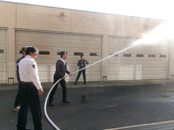 消火栓の使用方法を学んでいる写真