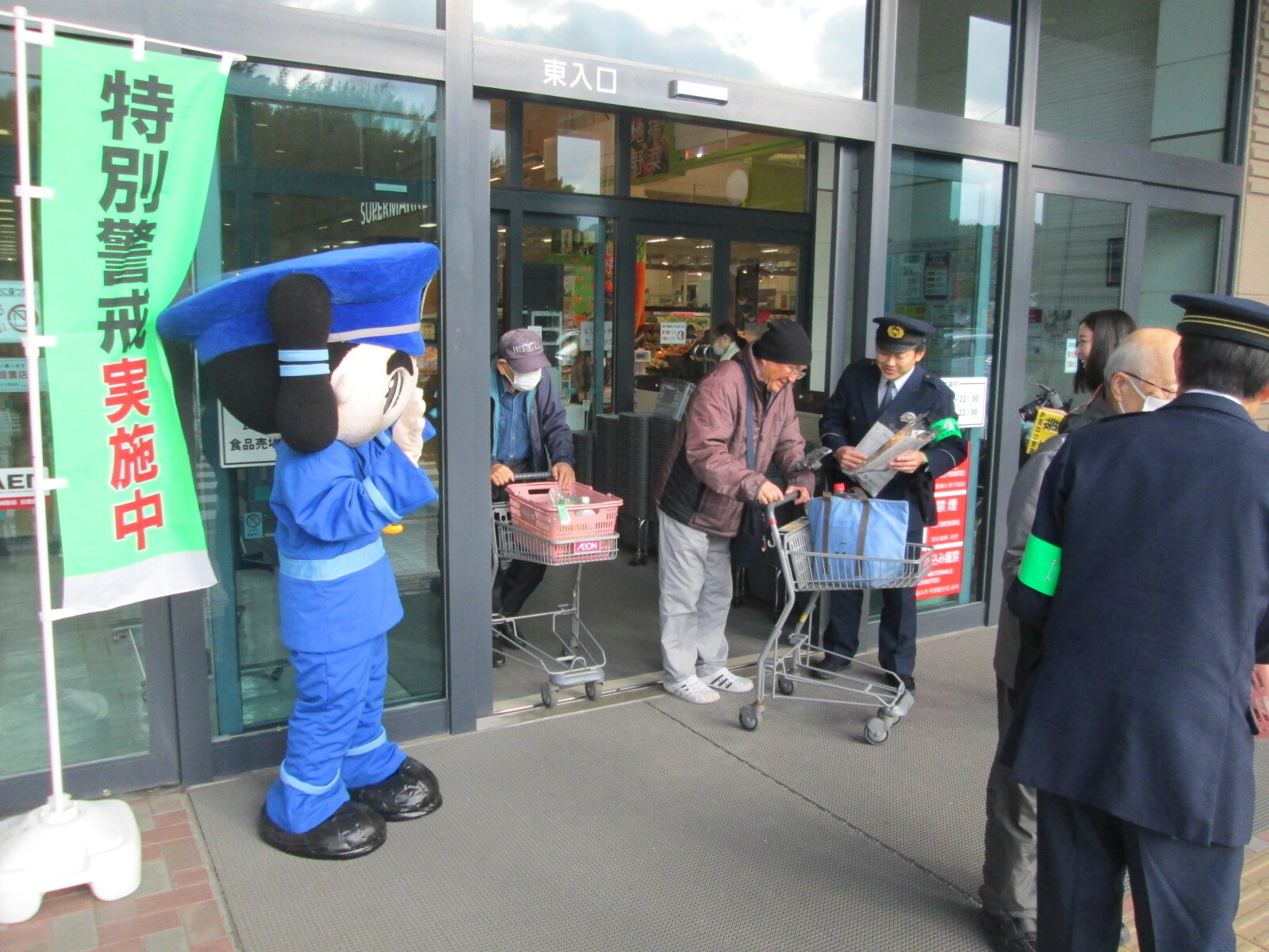 店舗にて商品を配布している写真