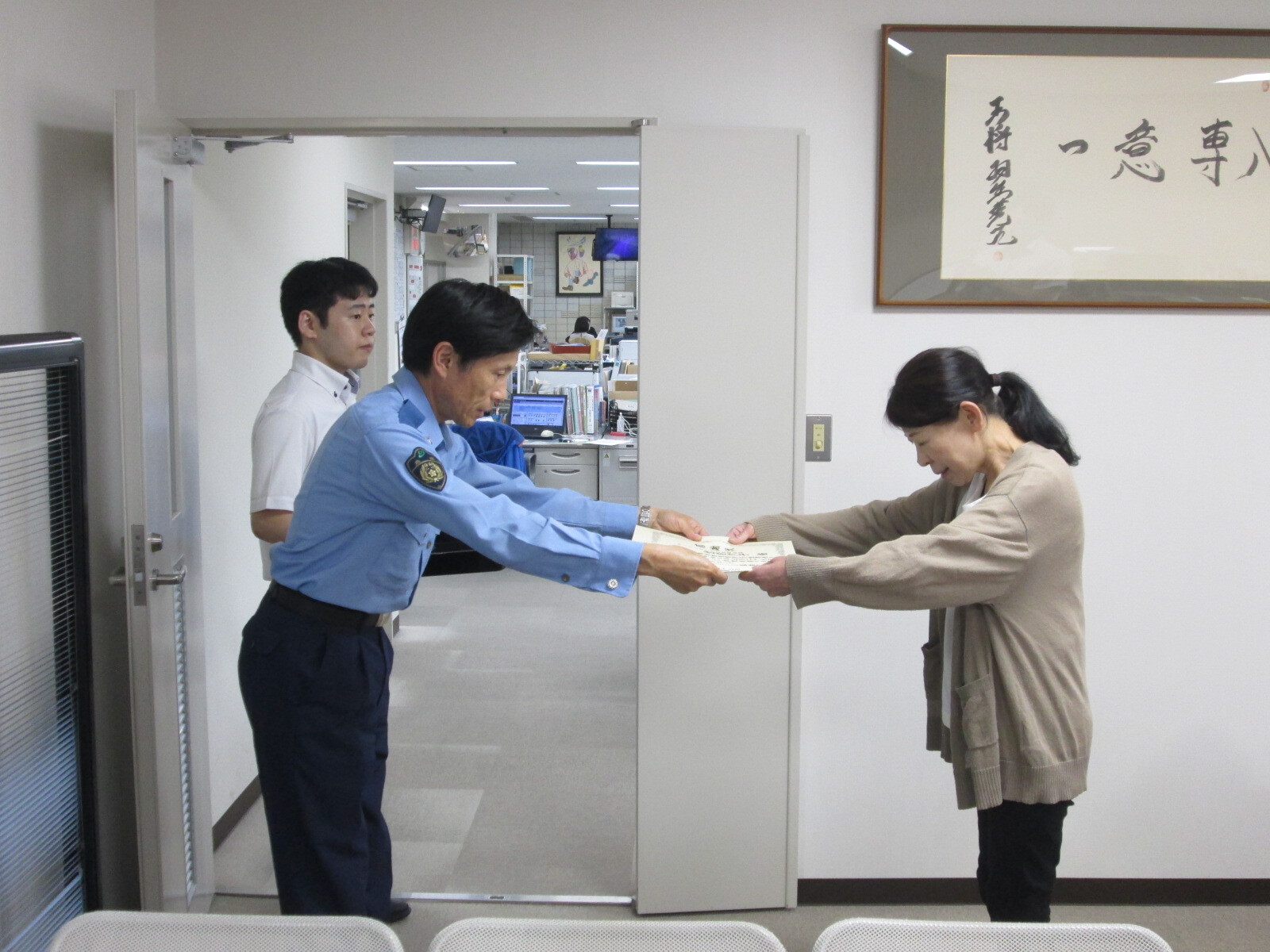 表彰状の贈呈をしている写真