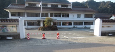 津和野警察署閉庁時の庁舎入口の様子