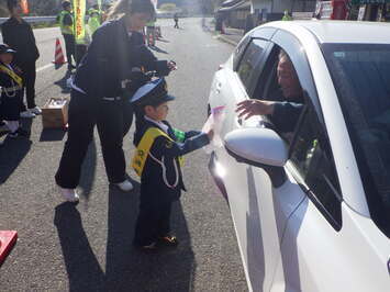 ちびっ子お巡りさんがドライバーに安全運転を呼びかけています。