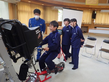 自転車シミュレータでの交通安全指導の様子