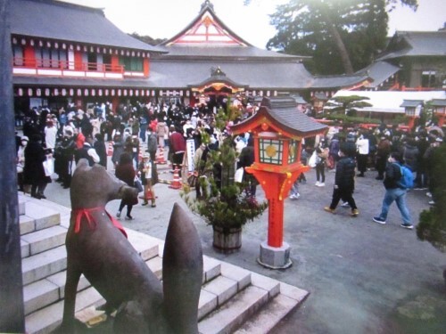 初詣参拝者でにぎわう太鼓谷稲成神社