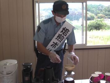 焙煎ポリスがコーヒーを淹れています