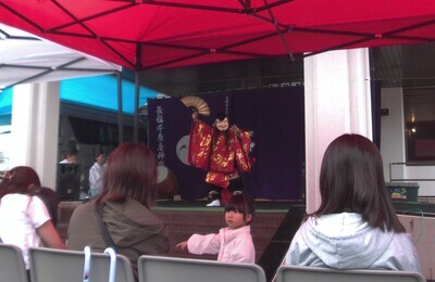長福千原座神楽社中による公演の様子。演目「恵比須」