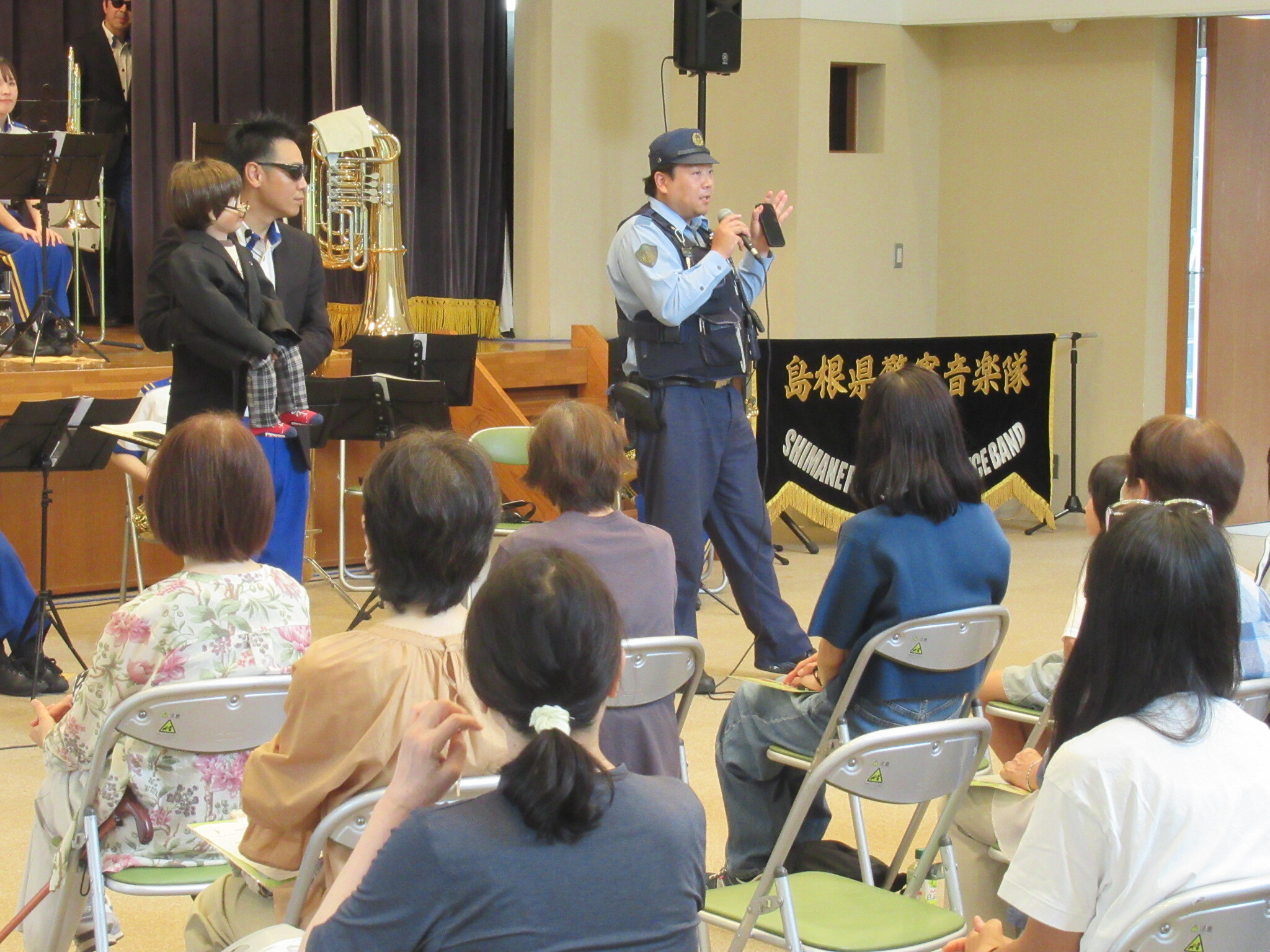 特殊詐欺被害防止寸劇で駐在所員が話しをしています