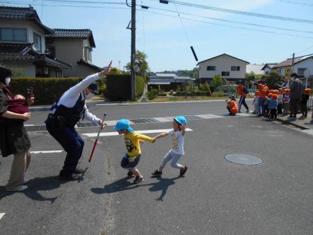 ⑪手を上げて横断します！