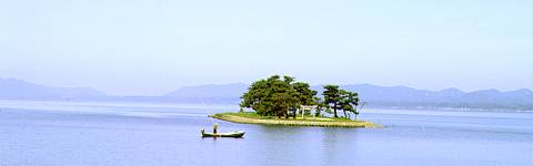 宍道湖に浮かぶ嫁が島の写真です。