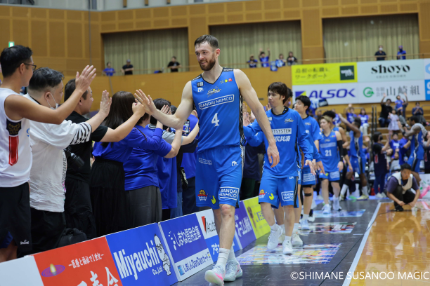 ファンとハイタッチ